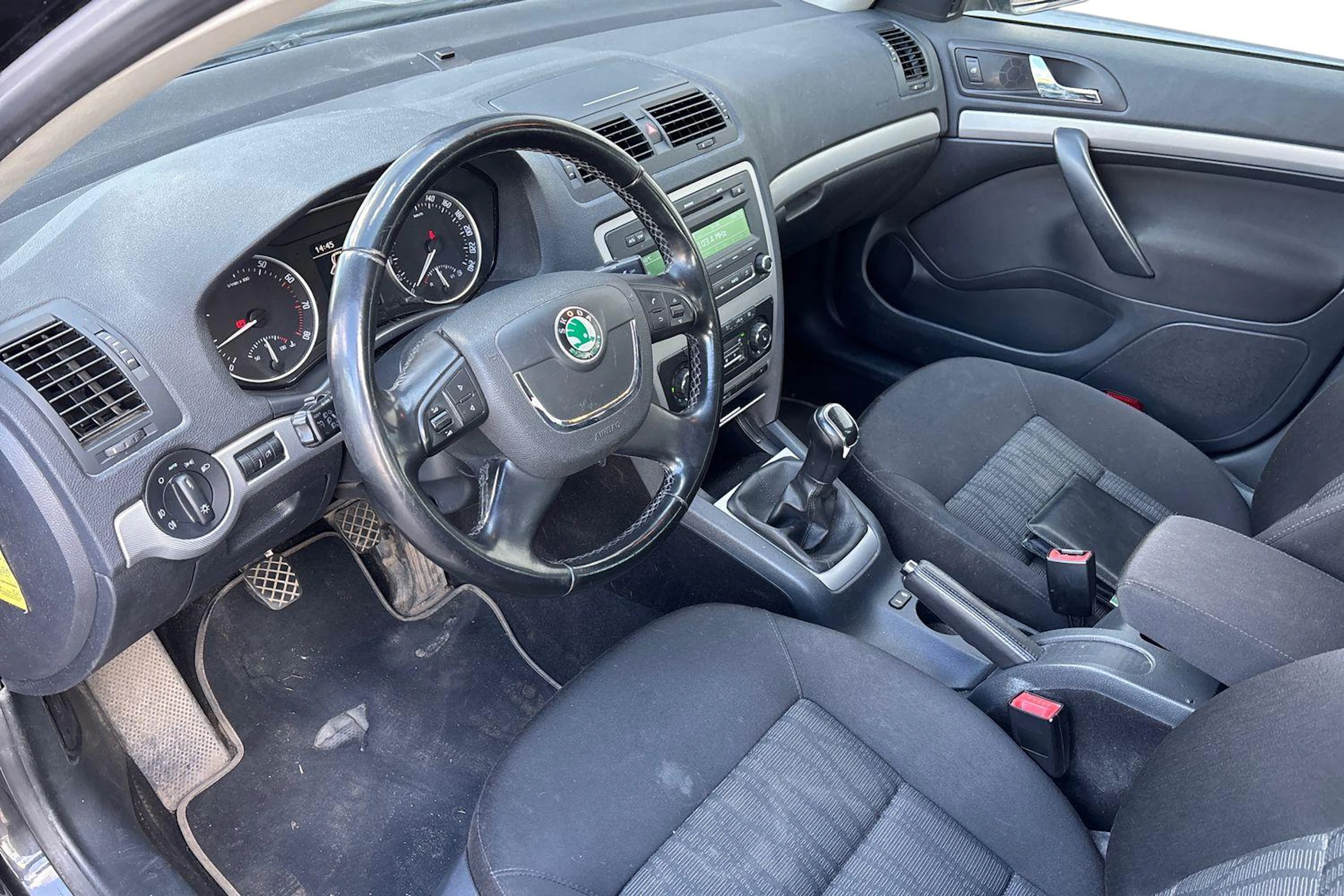 musta Skoda Octavia 2011 kuva 3.