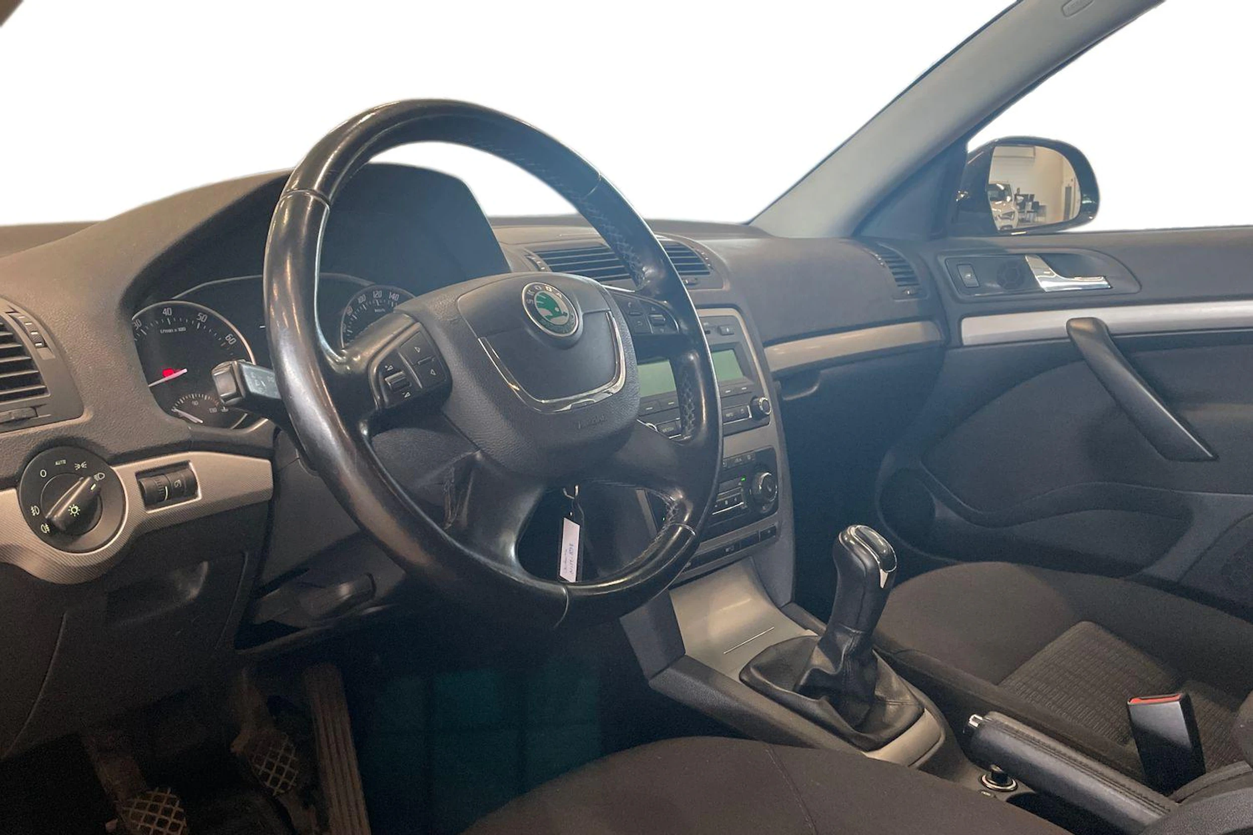 musta Skoda Octavia 2012 kuva 8.