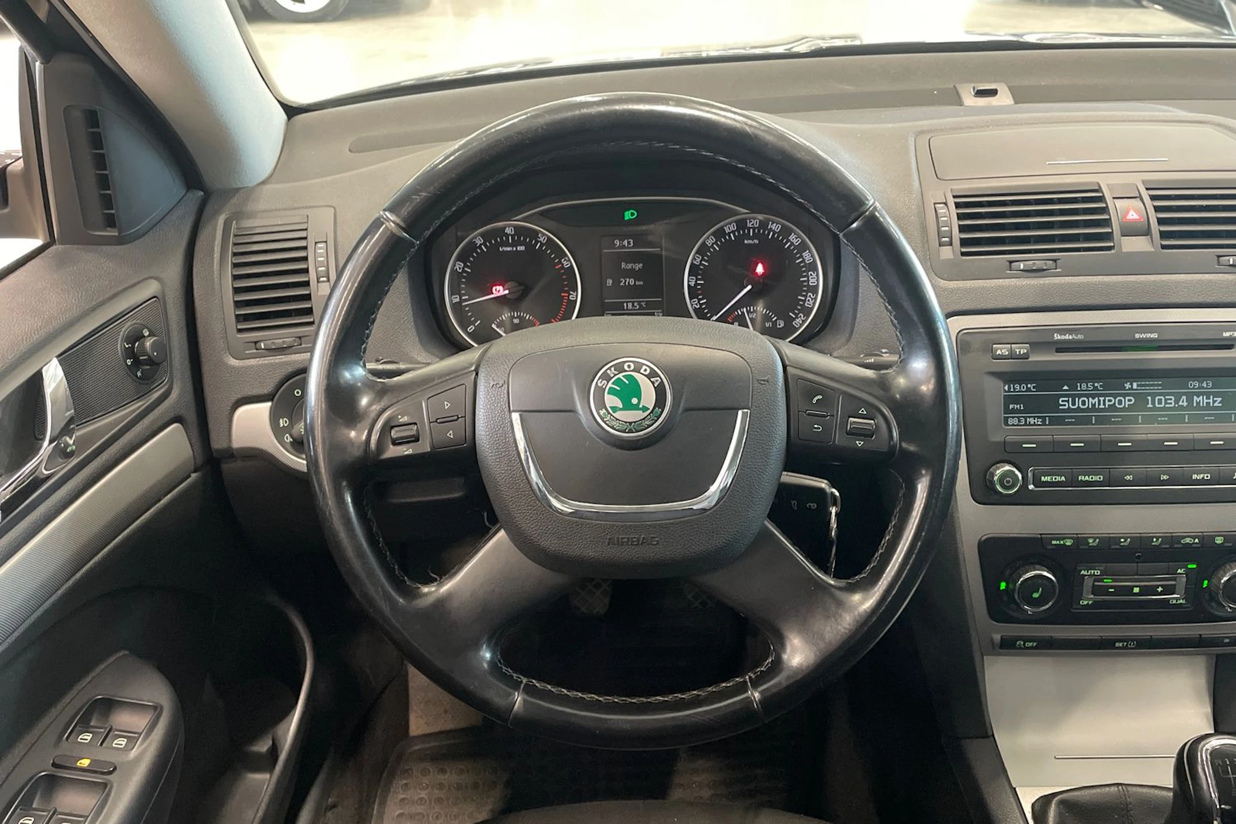musta Skoda Octavia 2012 kuva 16.