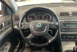 musta Skoda Octavia 2012 kuva 16.