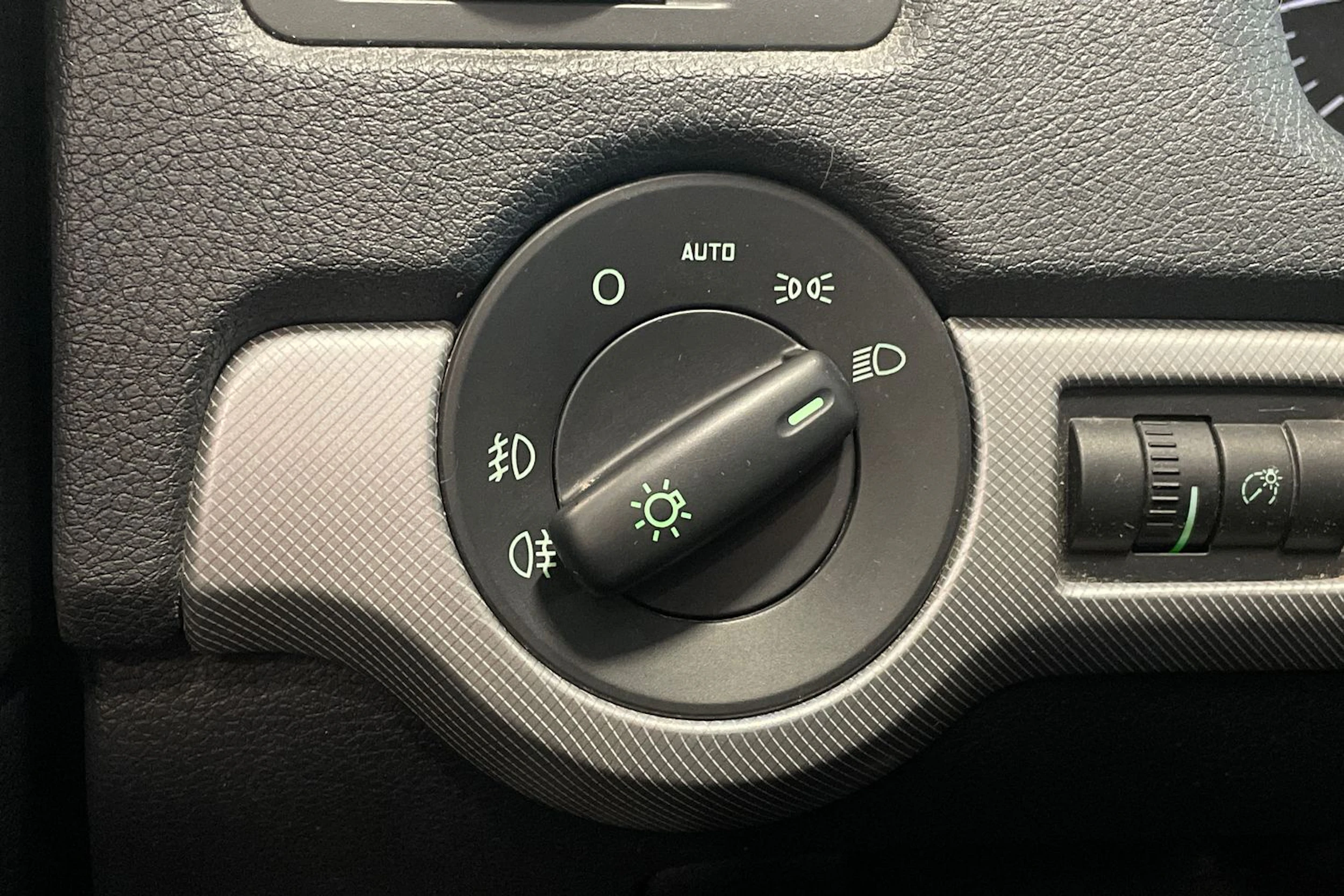 musta Skoda Octavia 2012 kuva 21.