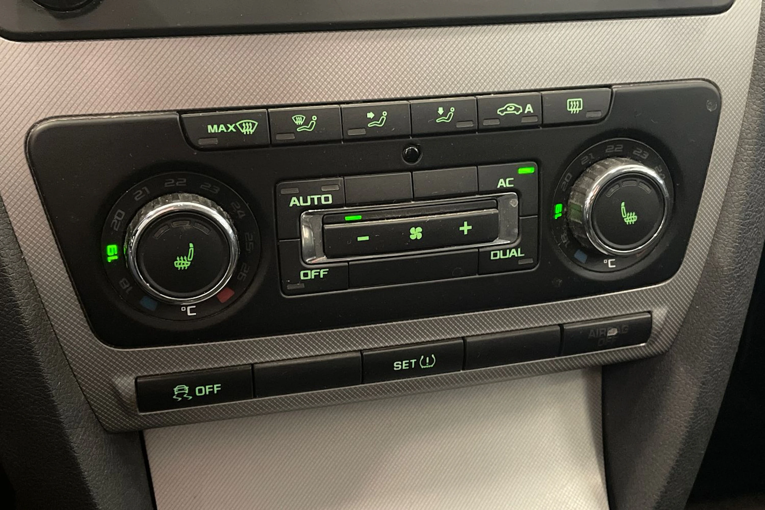 musta Skoda Octavia 2012 kuva 25.