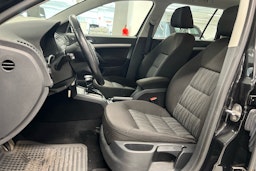 Musta Skoda OCTAVIA 2011 kuva 6.