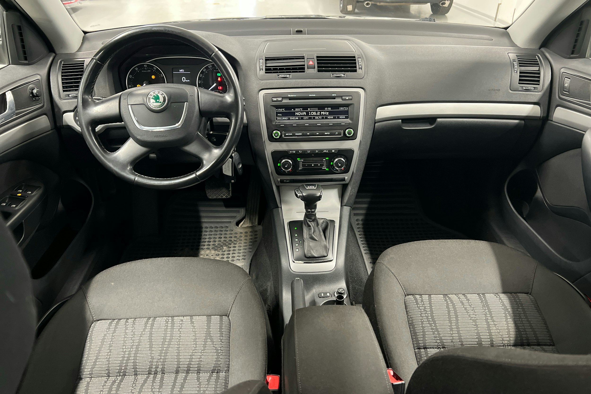 Musta Skoda OCTAVIA 2011 kuva 7.