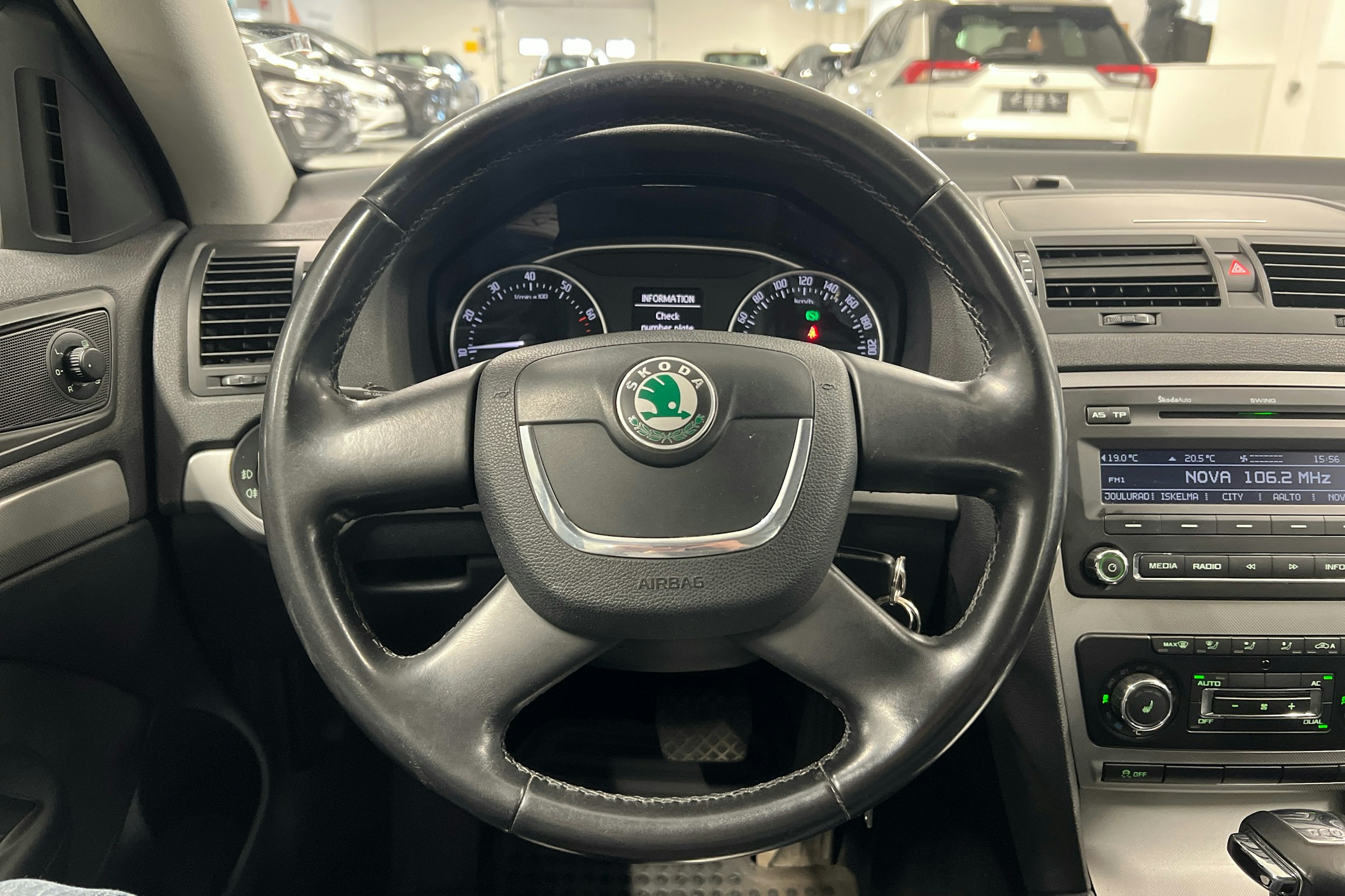 Musta Skoda OCTAVIA 2011 kuva 11.