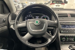 Musta Skoda OCTAVIA 2011 kuva 11.