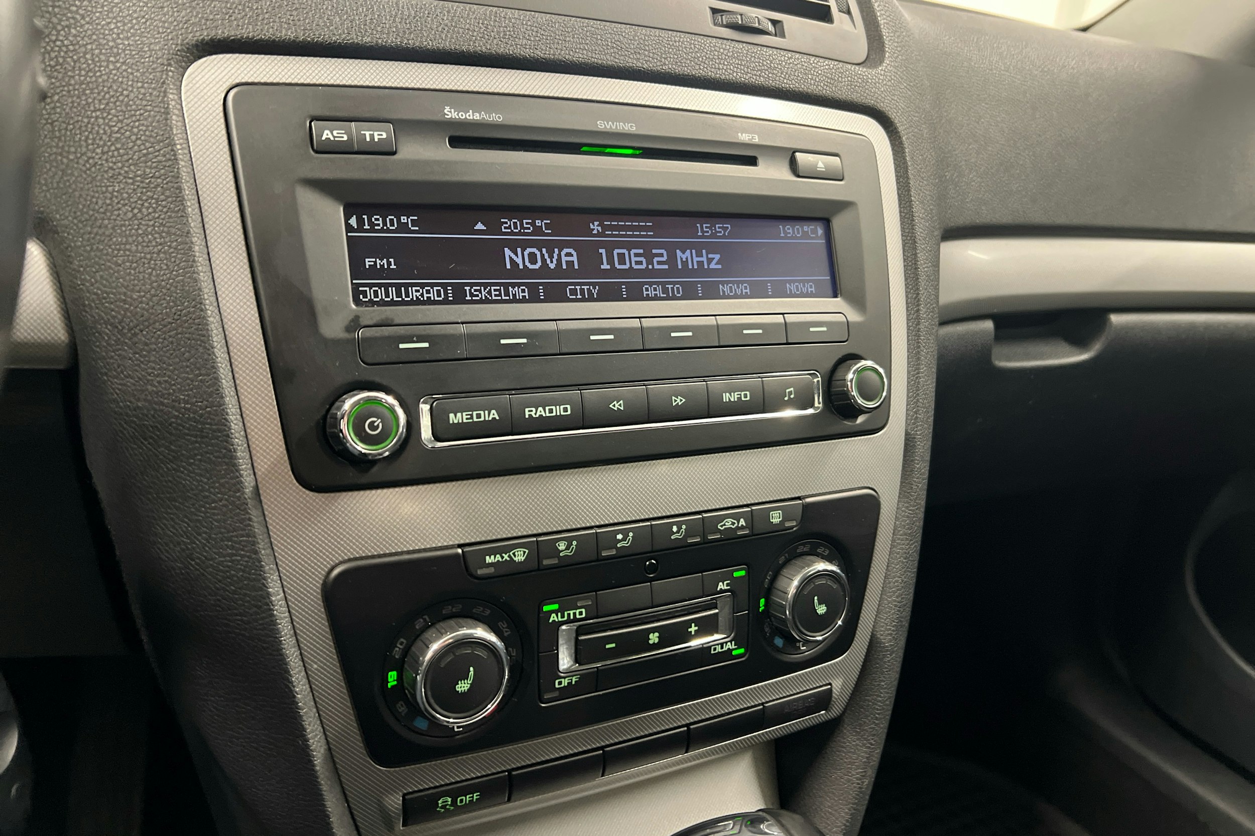 Musta Skoda OCTAVIA 2011 kuva 14.
