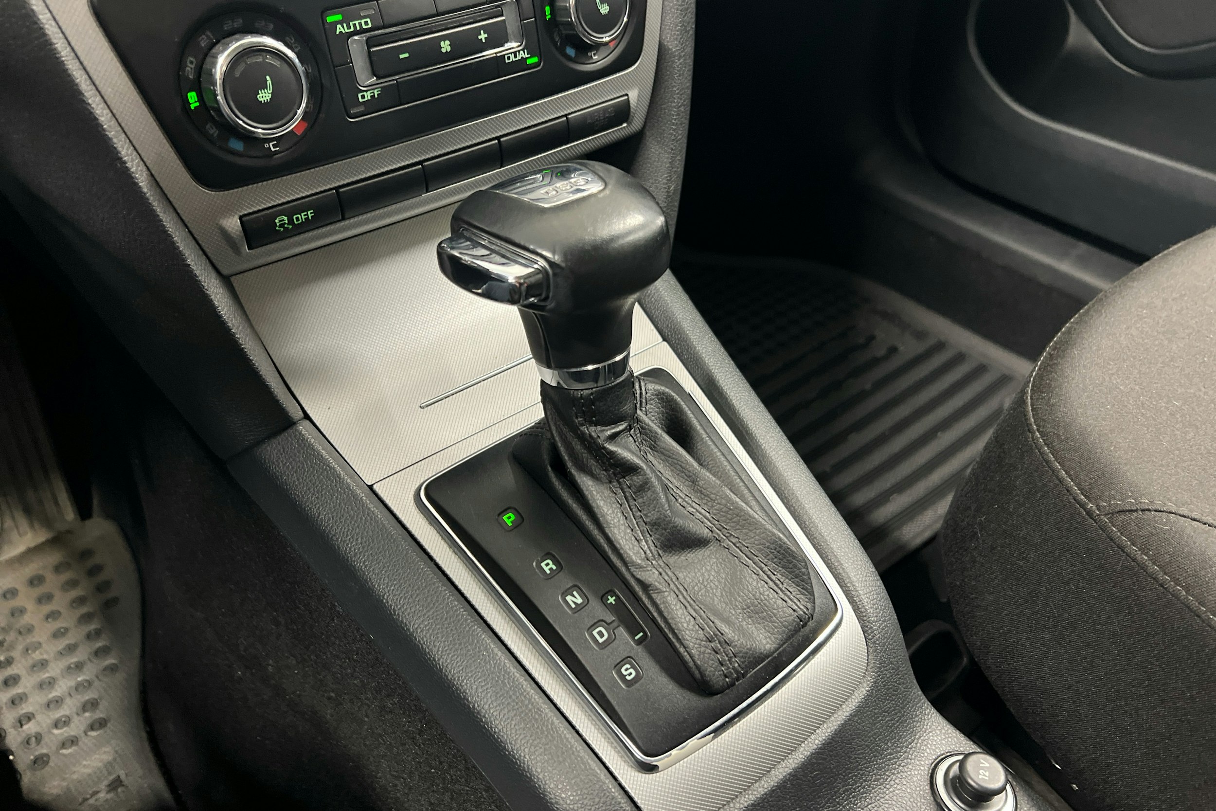Musta Skoda OCTAVIA 2011 kuva 15.