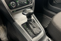 Musta Skoda OCTAVIA 2011 kuva 15.
