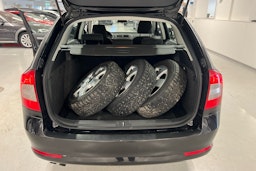 Musta Skoda OCTAVIA 2011 kuva 17.