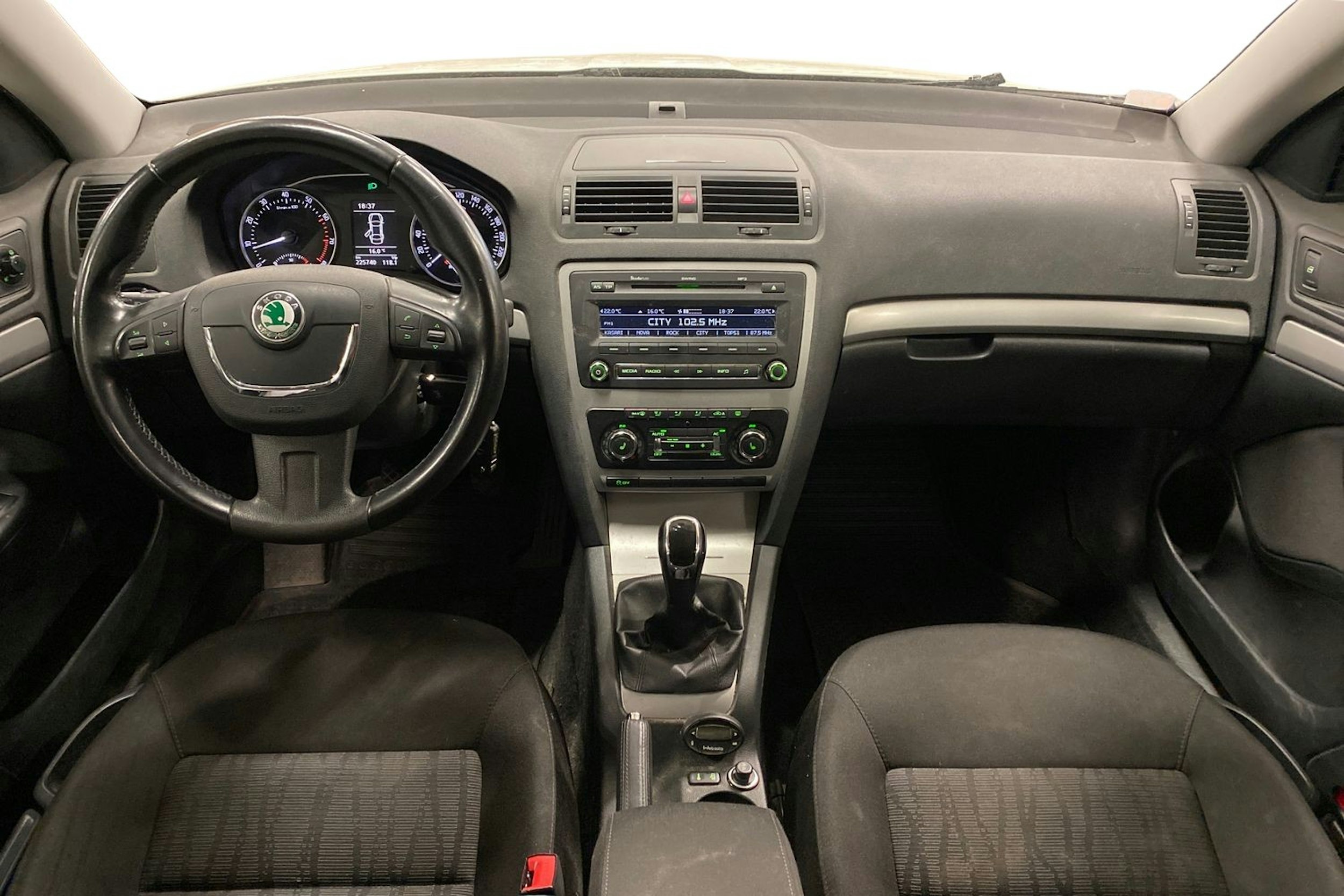 valkoinen Skoda Octavia 2011 kuva 3.