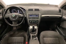 valkoinen Skoda Octavia 2011 kuva 3.