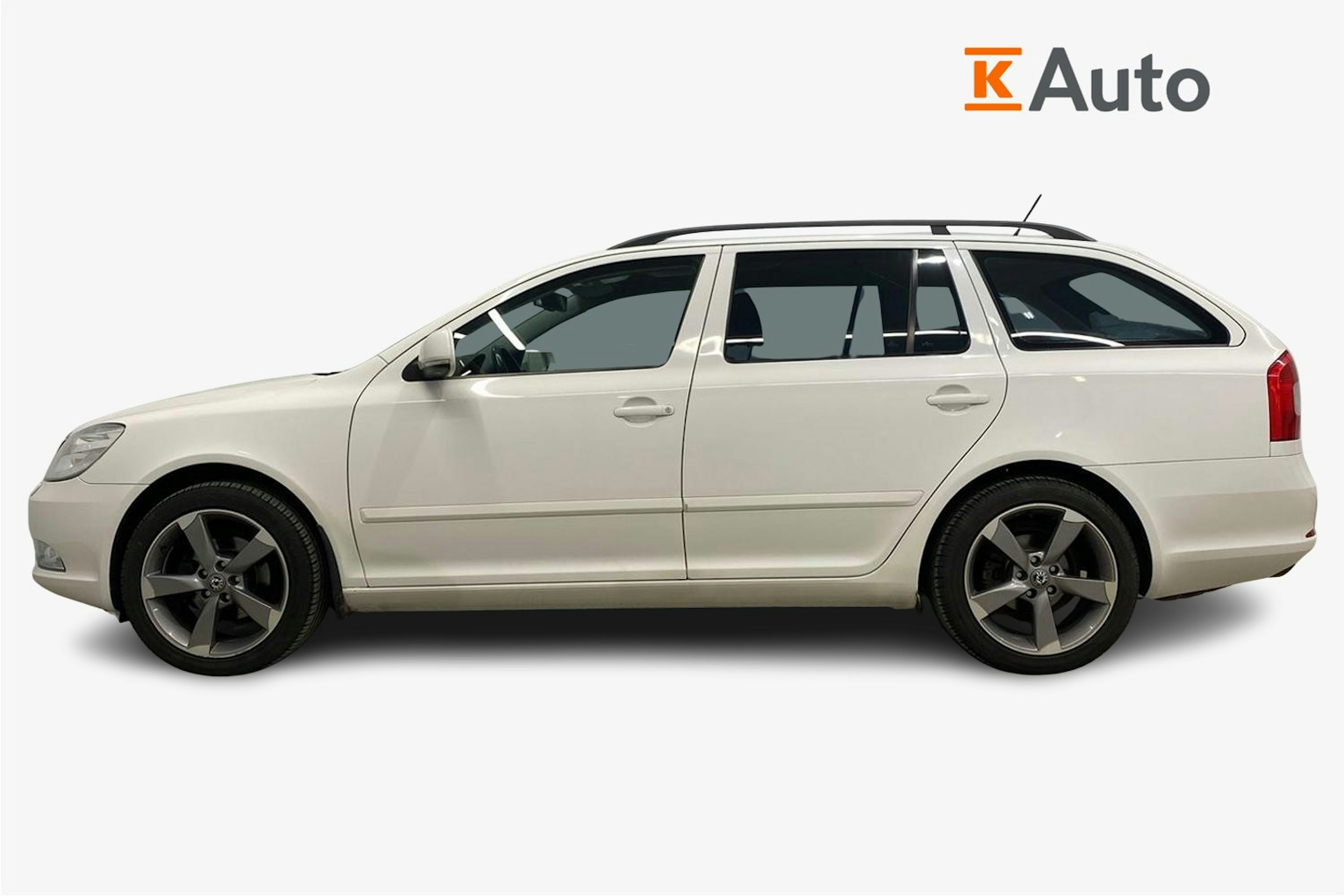 valkoinen Skoda Octavia 2011 kuva 6.