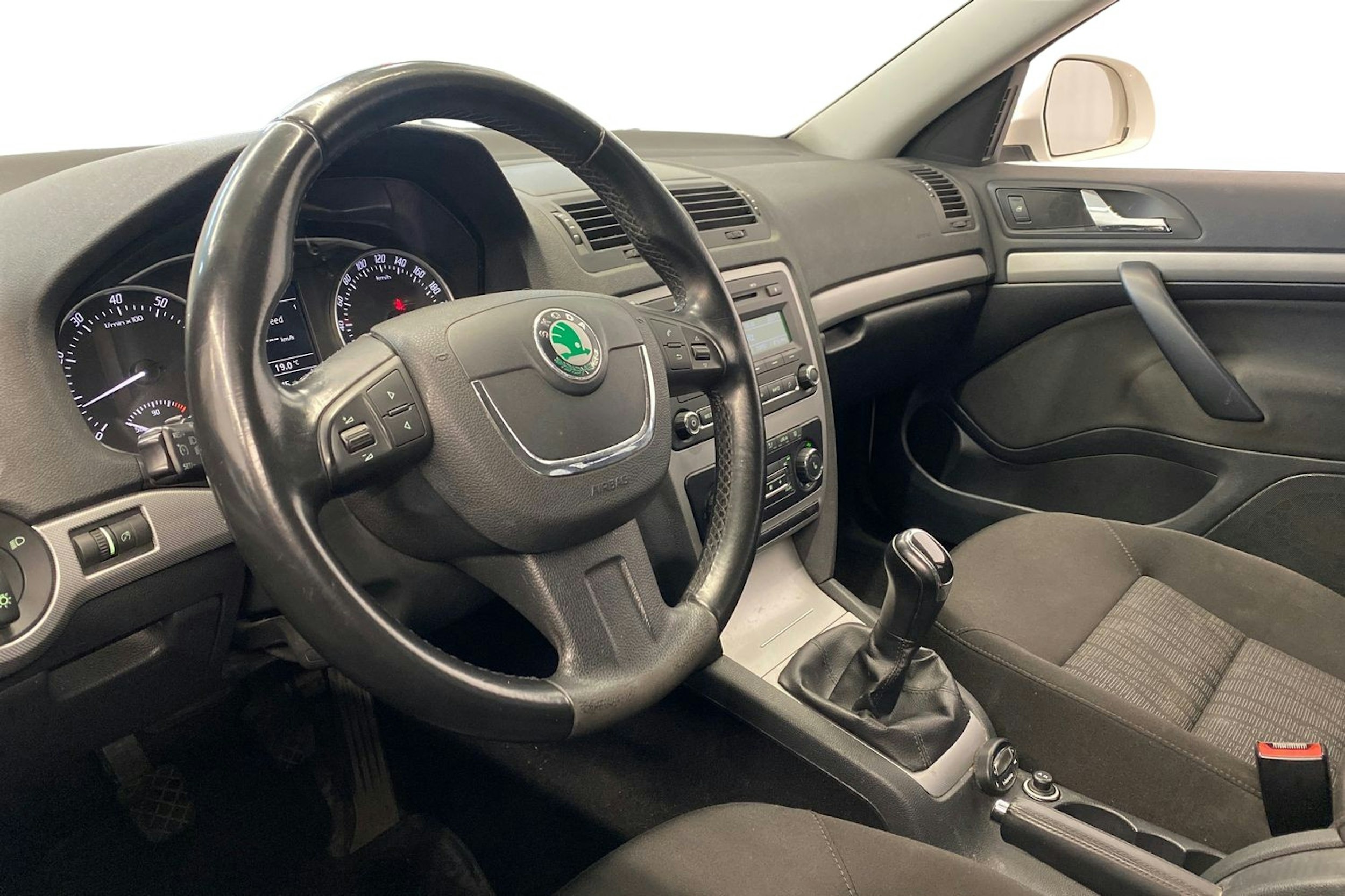 valkoinen Skoda Octavia 2011 kuva 7.