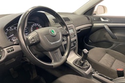valkoinen Skoda Octavia 2011 kuva 7.