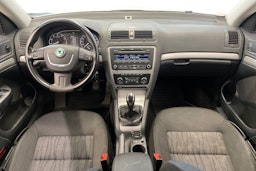 valkoinen Skoda Octavia 2011 kuva 9.