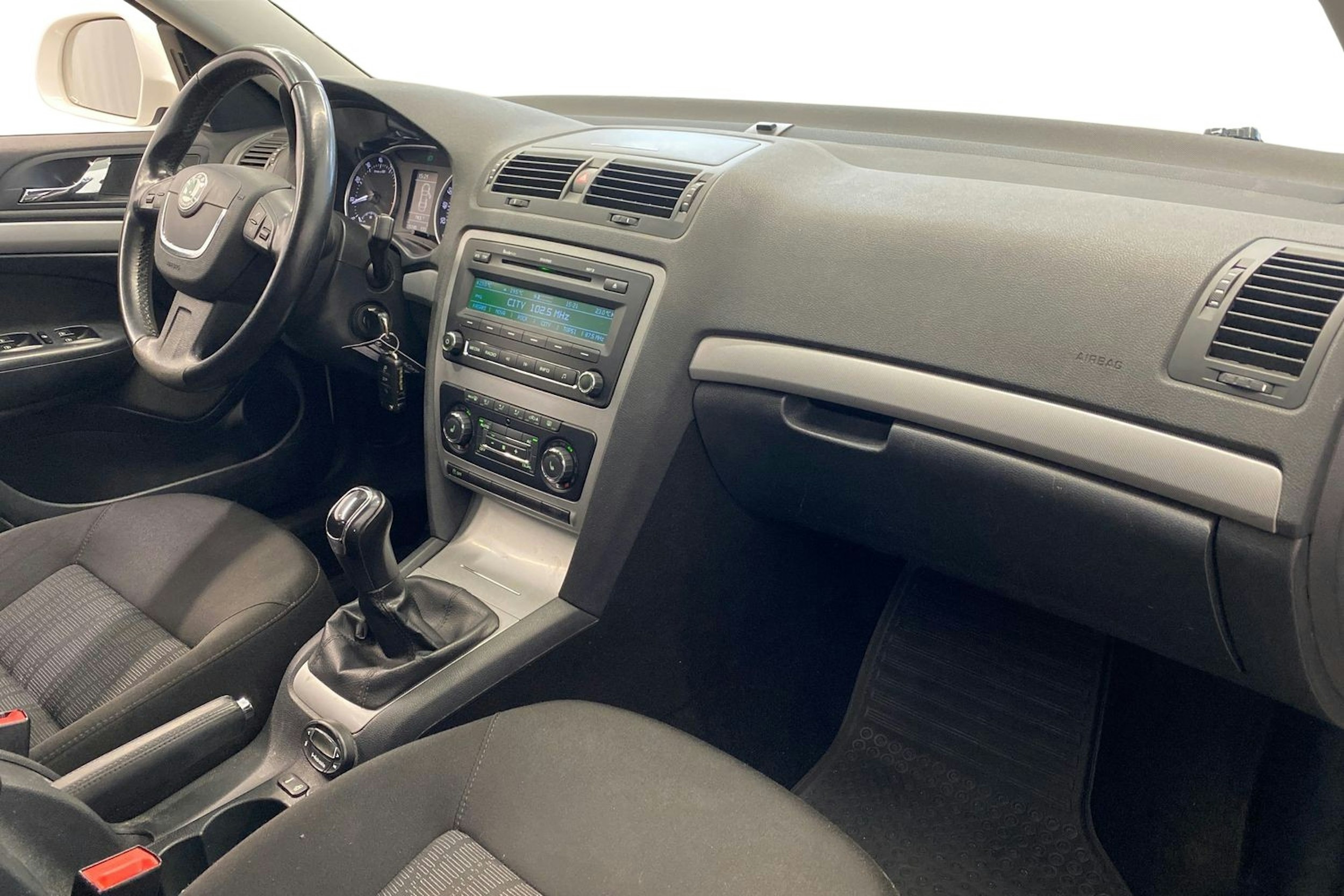 valkoinen Skoda Octavia 2011 kuva 10.