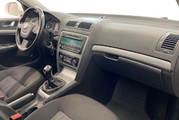 valkoinen Skoda Octavia 2011 kuva 10.