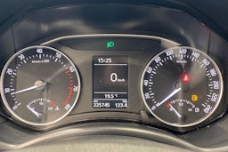 valkoinen Skoda Octavia 2011 kuva 21.