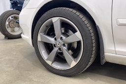 valkoinen Skoda Octavia 2011 kuva 26.