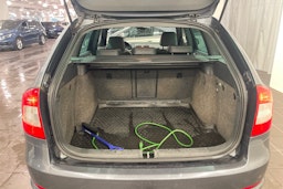 harmaa Skoda Octavia 2011 kuva 13.