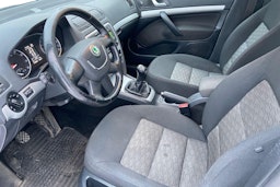 valkoinen Skoda Octavia 2012 kuva 7.