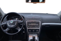 valkoinen Skoda Octavia 2012 kuva 9.