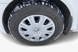 valkoinen Skoda Octavia 2012 kuva 11.