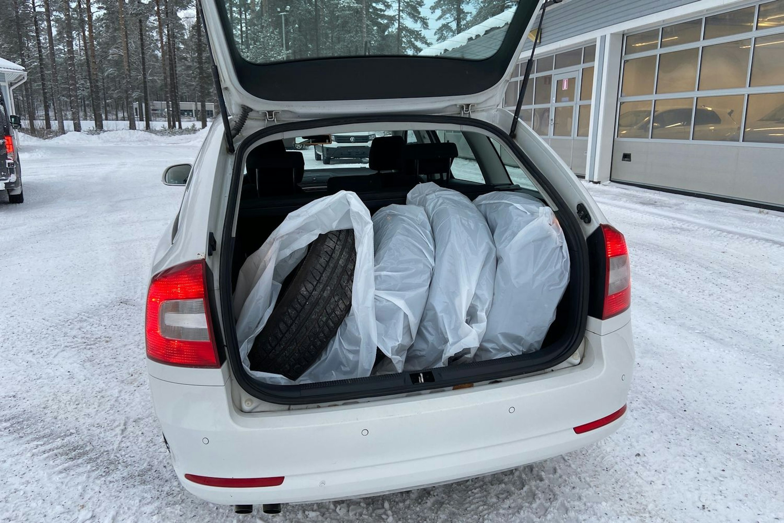 valkoinen Skoda Octavia 2012 kuva 16.