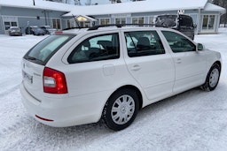 valkoinen Skoda Octavia 2012 kuva 17.
