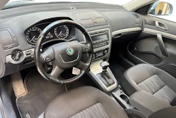 harmaa Skoda Octavia 2012 kuva 8.