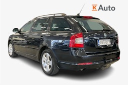 musta Skoda Octavia 2012 kuva 2.