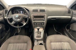 musta Skoda Octavia 2012 kuva 7.