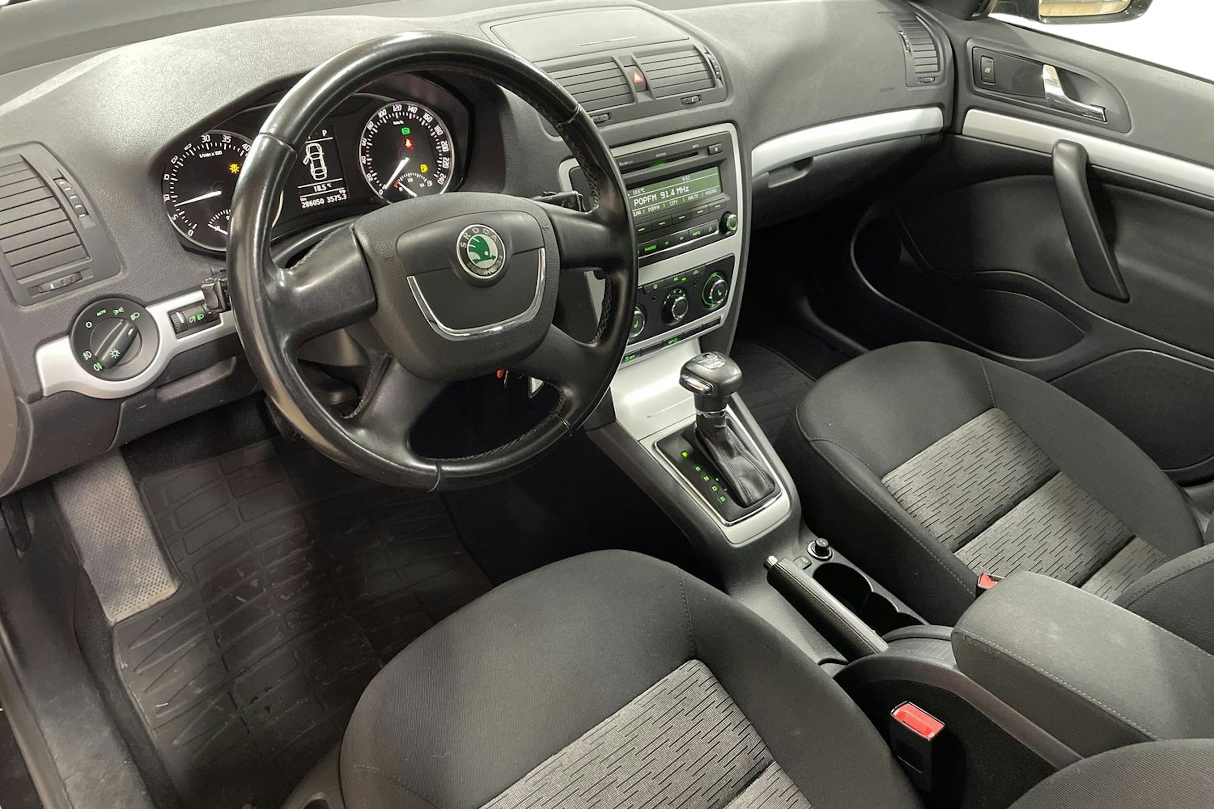 musta Skoda Octavia 2012 kuva 7.