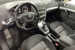 musta Skoda Octavia 2012 kuva 7.