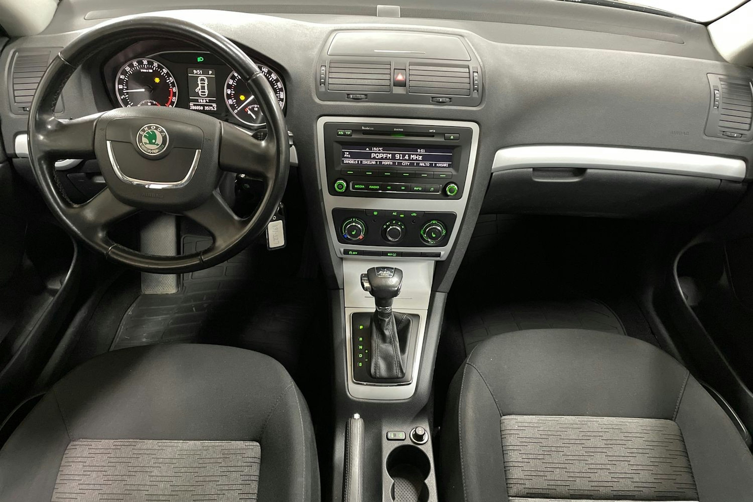 musta Skoda Octavia 2012 kuva 9.