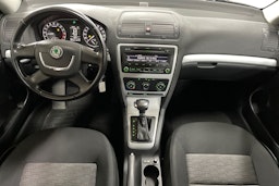 musta Skoda Octavia 2012 kuva 9.