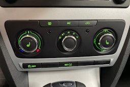 musta Skoda Octavia 2012 kuva 17.