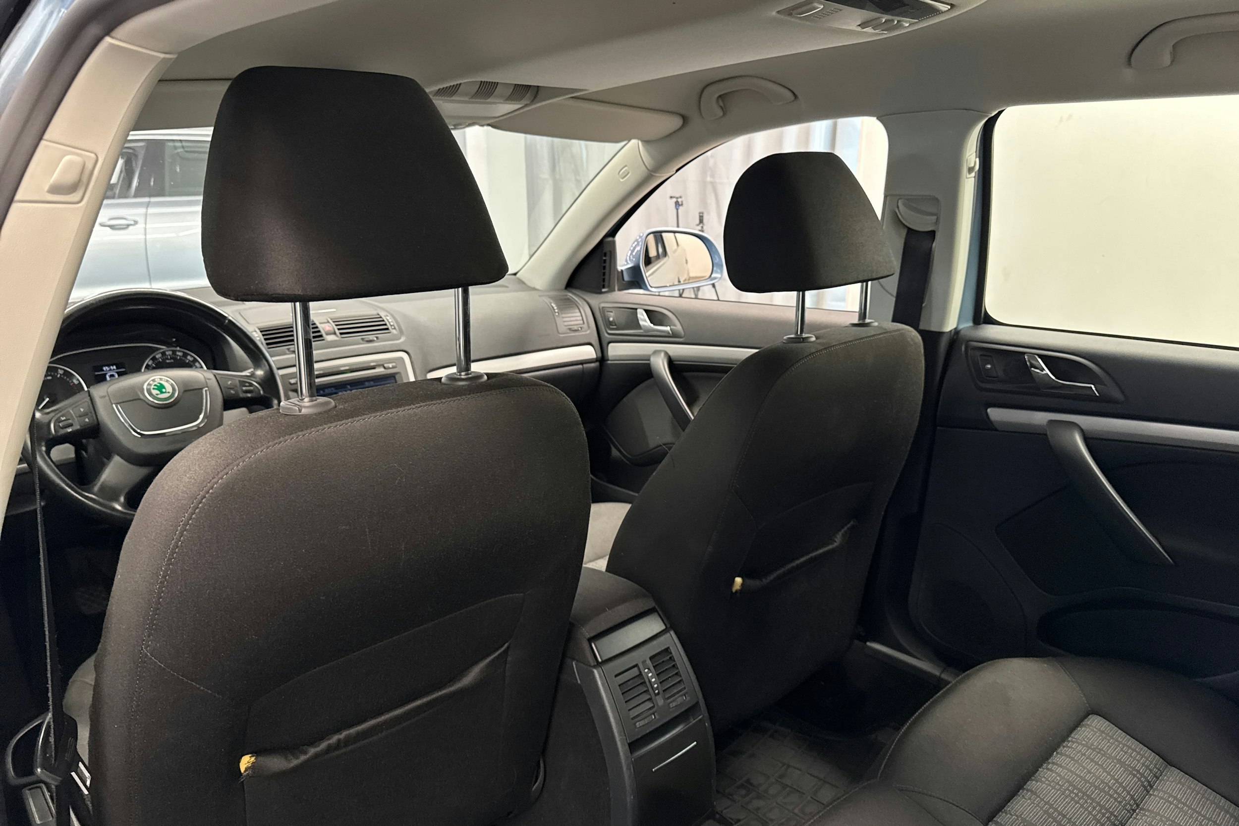 Harmaa Skoda OCTAVIA 2012 kuva 14.
