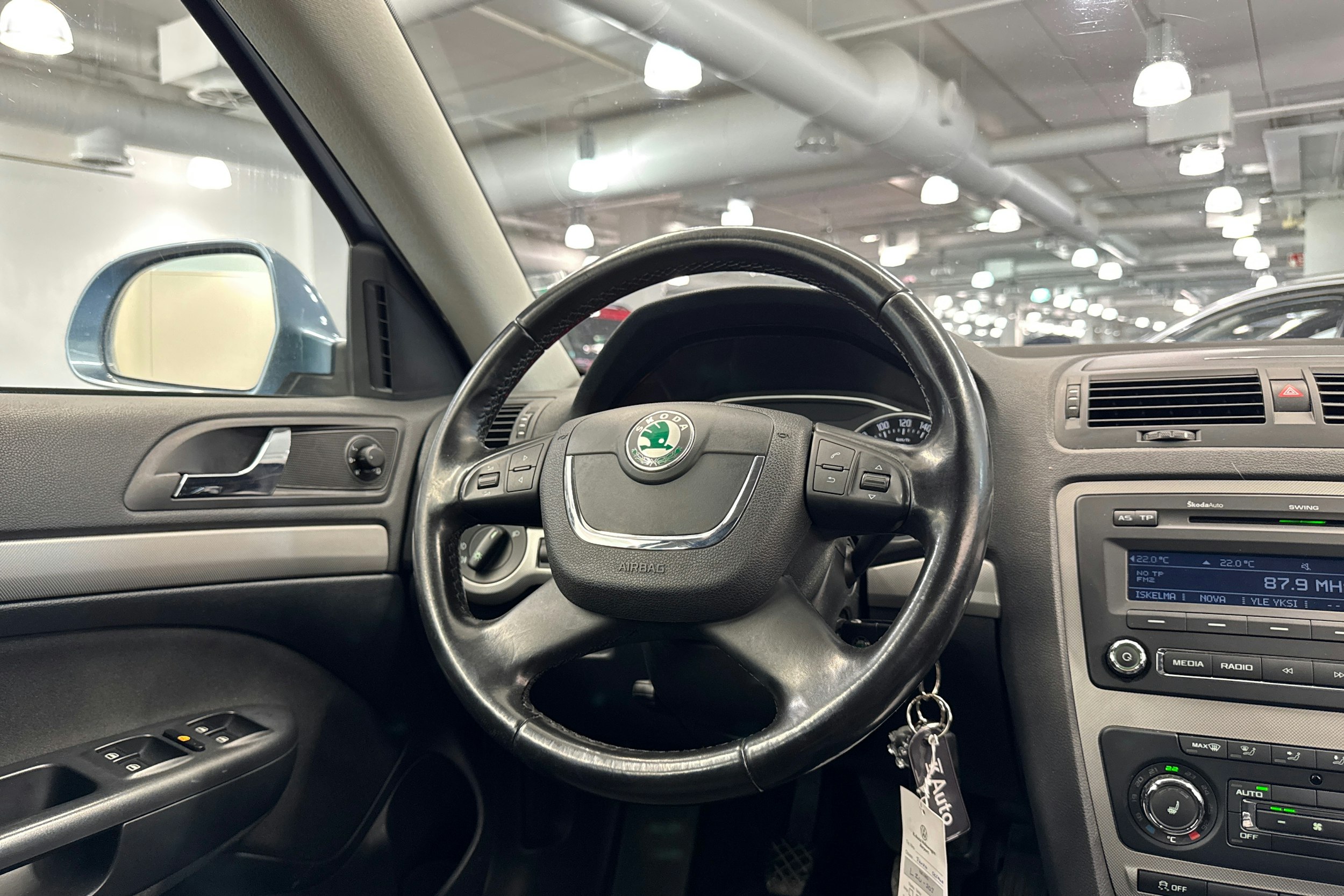 Harmaa Skoda OCTAVIA 2012 kuva 17.