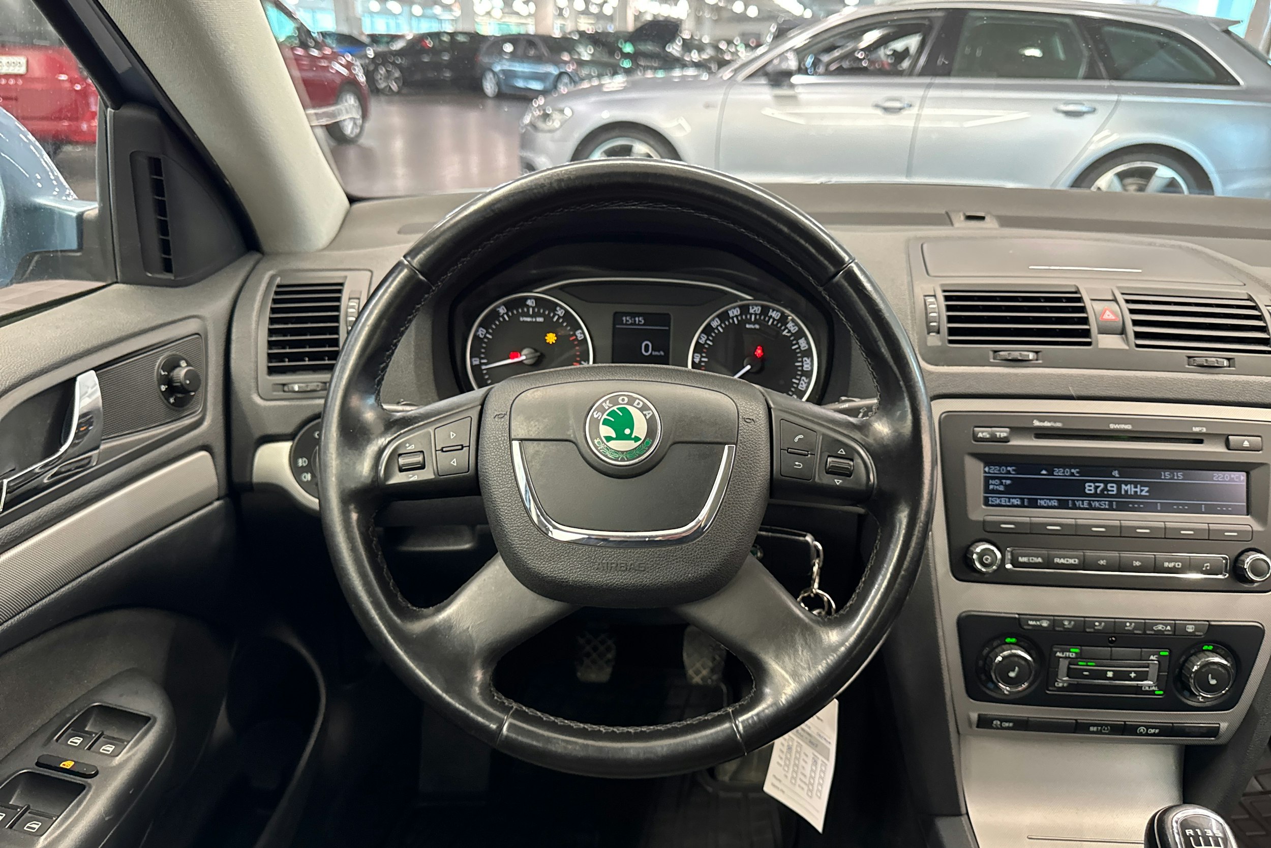 Harmaa Skoda OCTAVIA 2012 kuva 18.