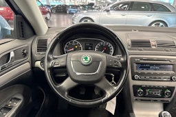 Harmaa Skoda OCTAVIA 2012 kuva 18.