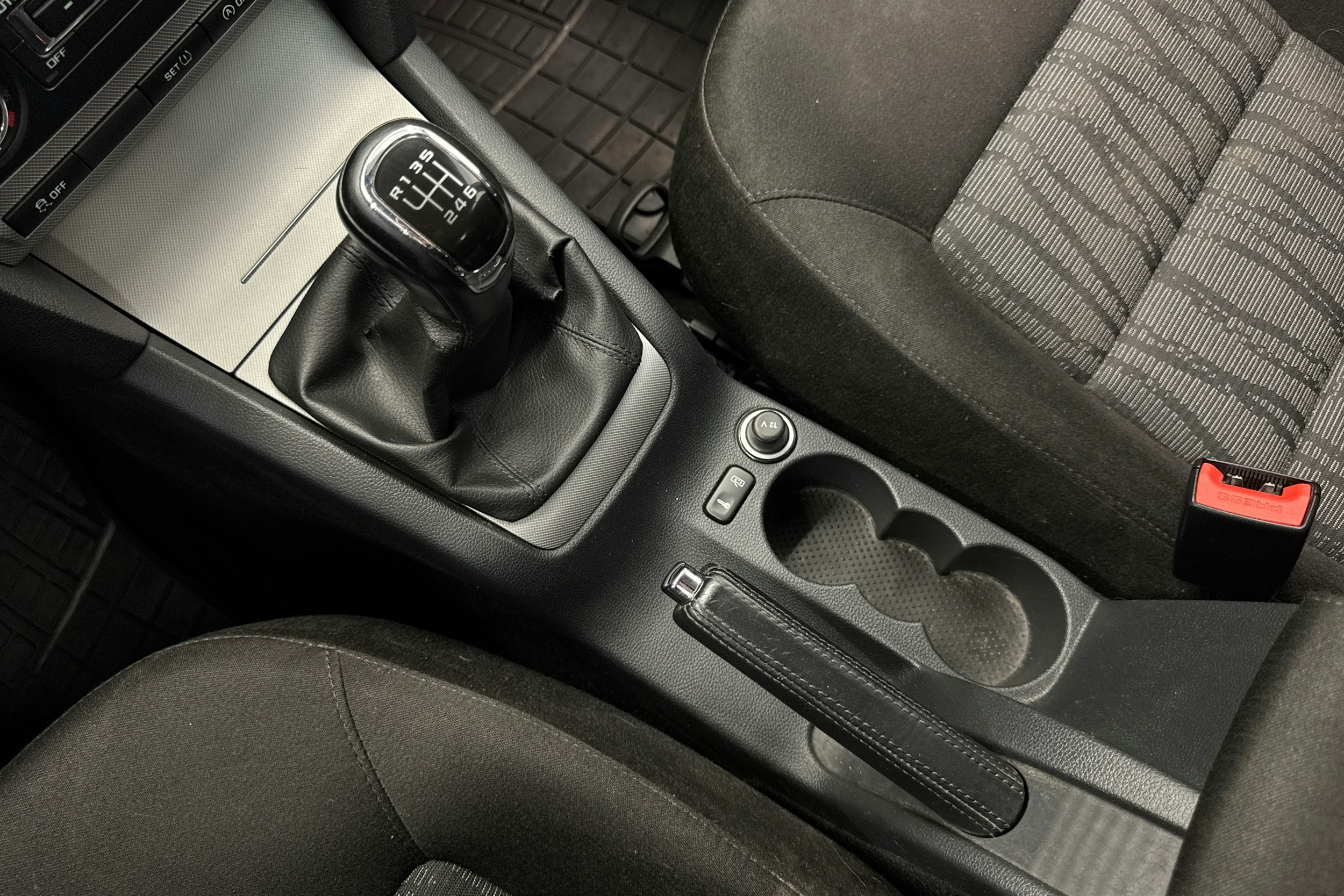 Harmaa Skoda OCTAVIA 2012 kuva 24.