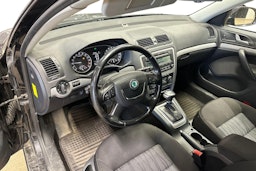 musta Skoda Octavia 2012 kuva 3.