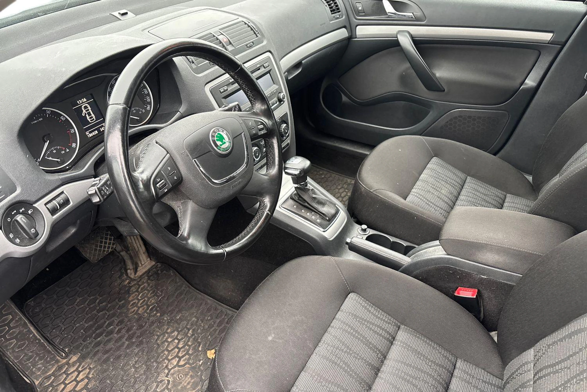 harmaa Skoda Octavia 2012 kuva 3.