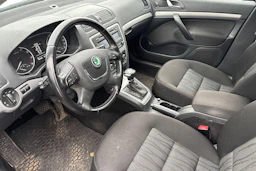 harmaa Skoda Octavia 2012 kuva 3.