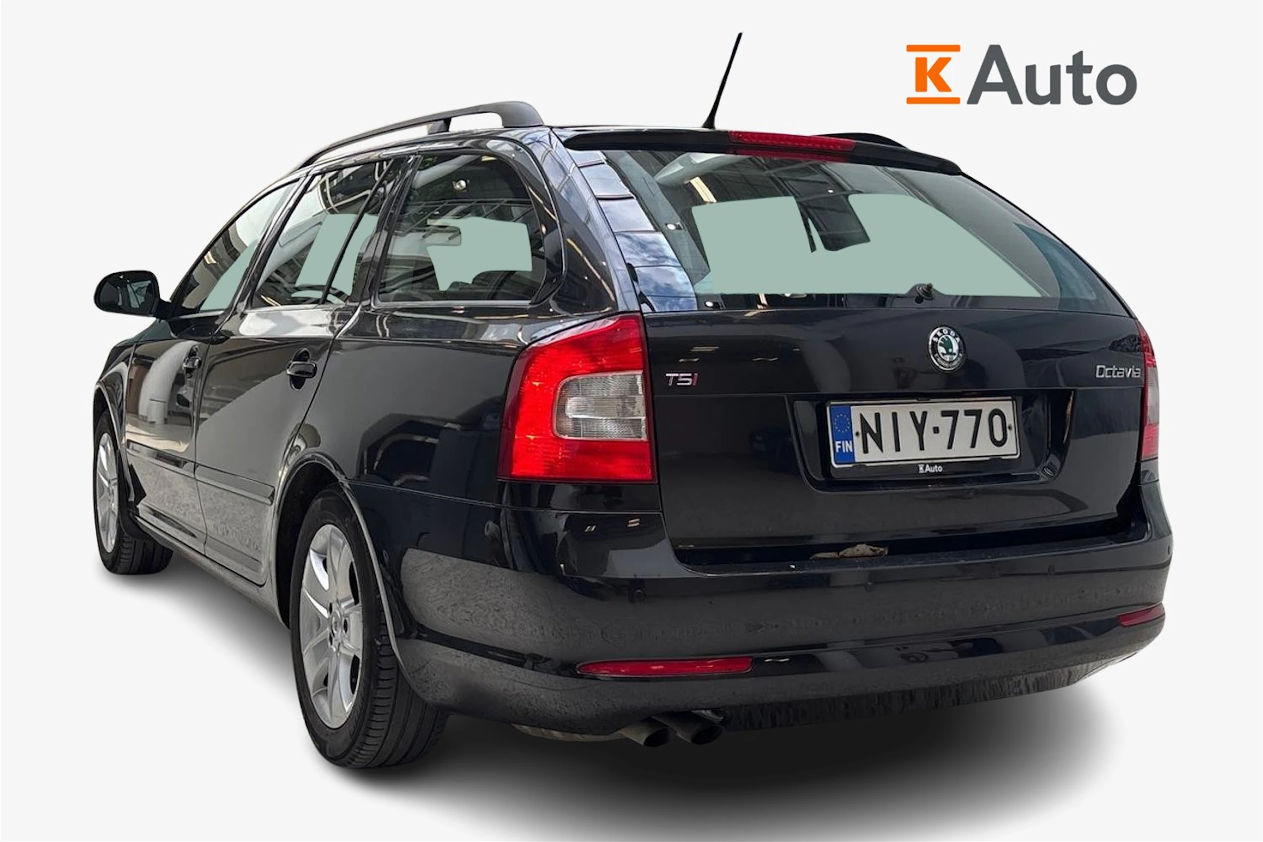 Musta Skoda OCTAVIA 2012 kuva 2.