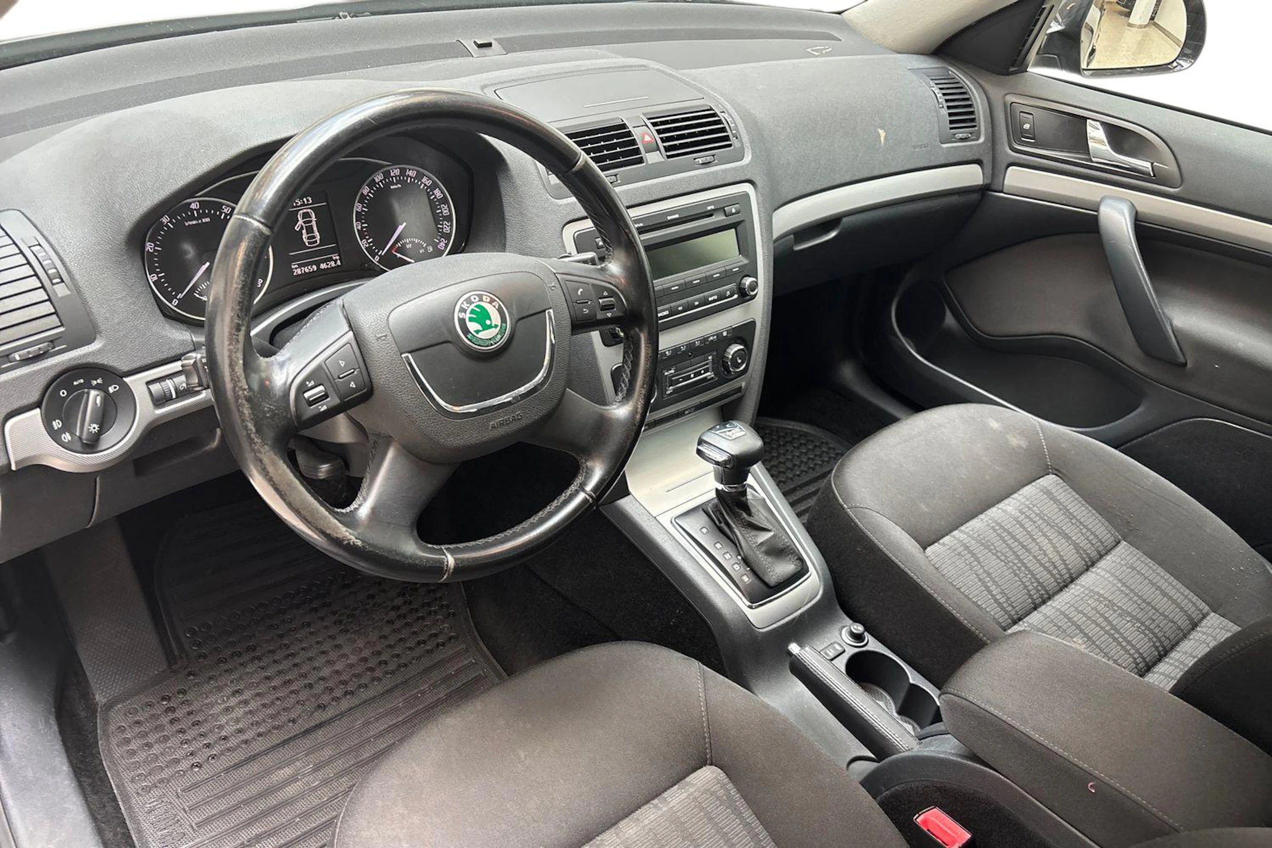 Musta Skoda OCTAVIA 2012 kuva 6.