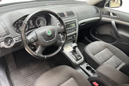 Musta Skoda OCTAVIA 2012 kuva 6.