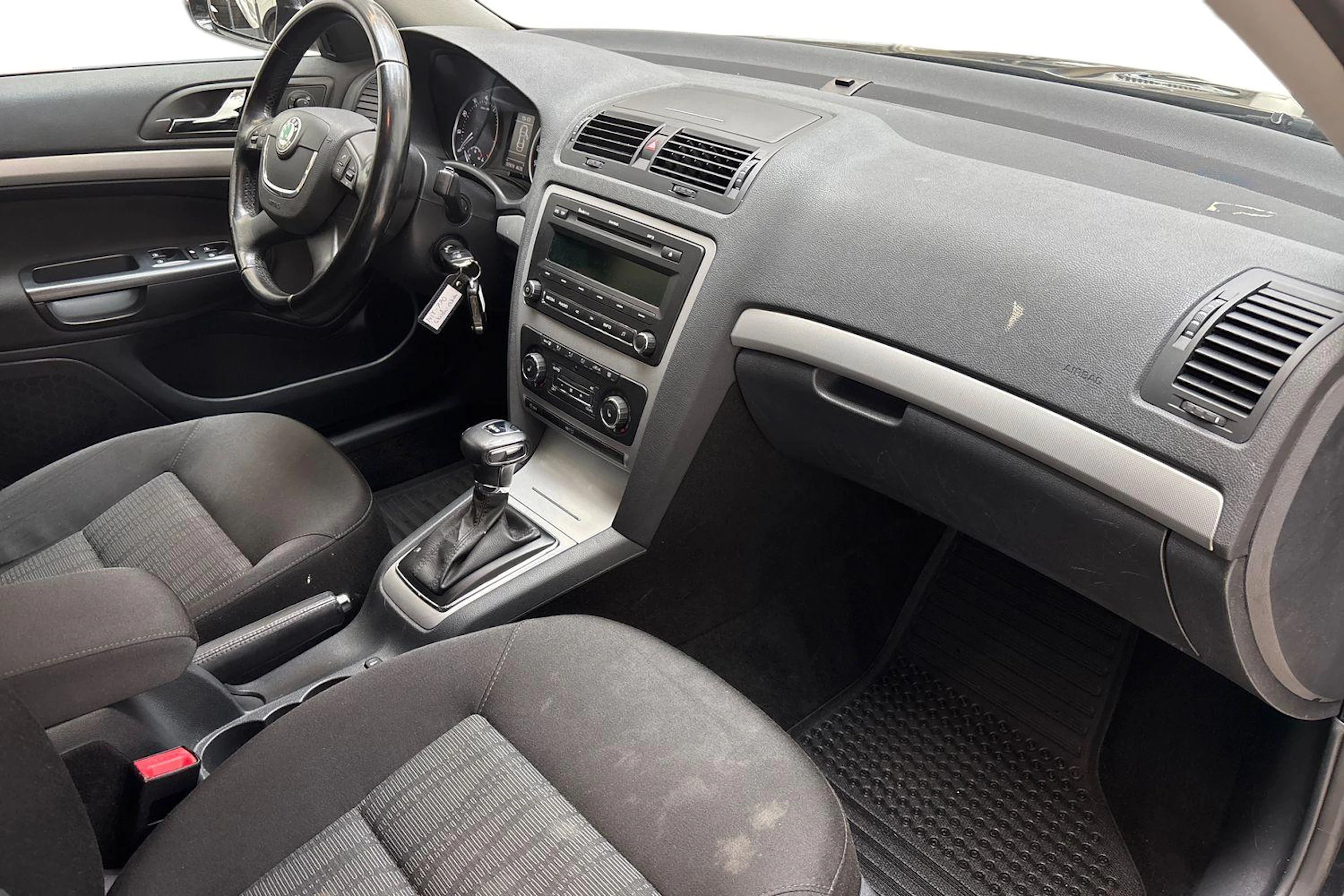 Musta Skoda OCTAVIA 2012 kuva 7.